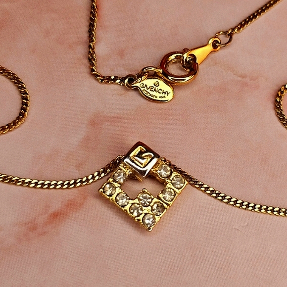 ✨️Givenchy G Logo Vintage Gold Tone & Crystal Pendant Necklace✨️